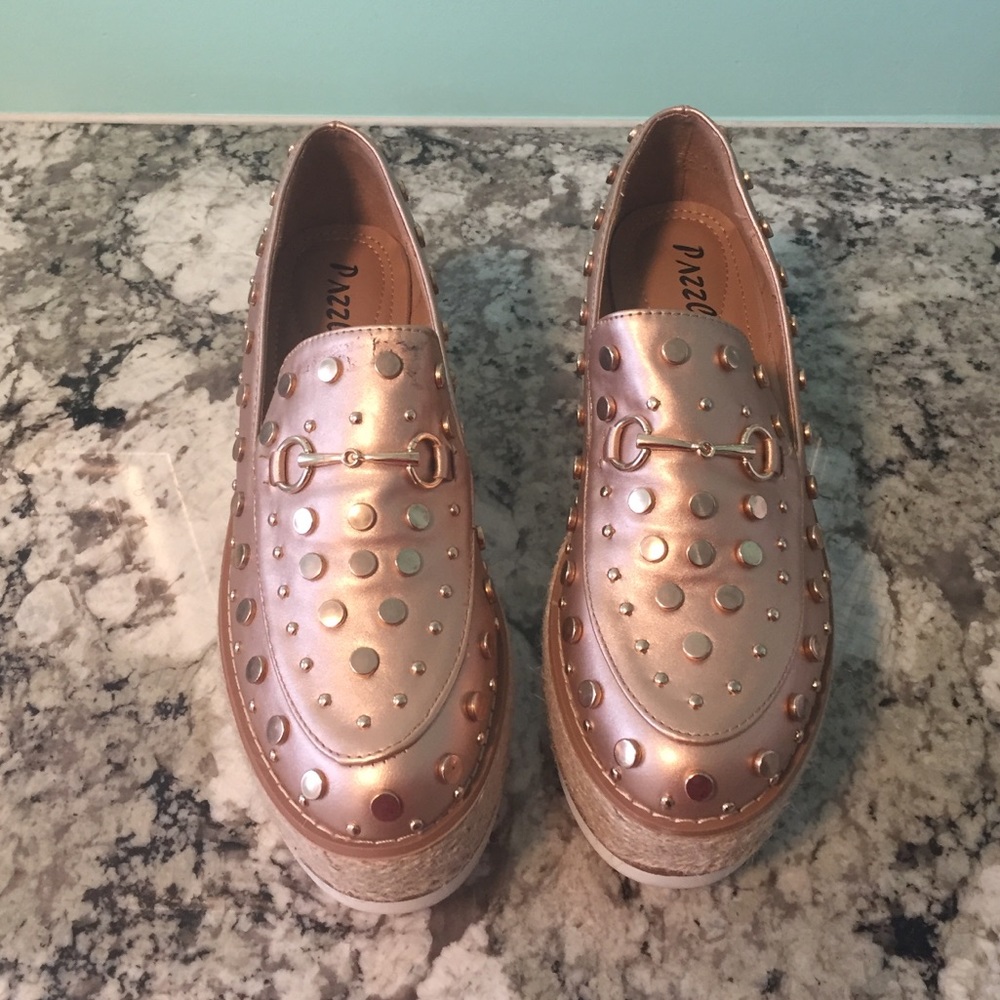 🛌 Rose gold studded wedges